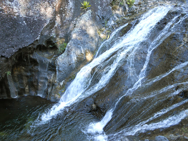 La large et fine chute se termine dans un beau bassin..