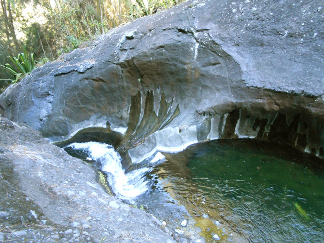 ... qui lui, se vide par un toboggan d'eau claire