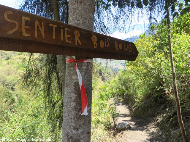 Début du sentier de Bois Rouge