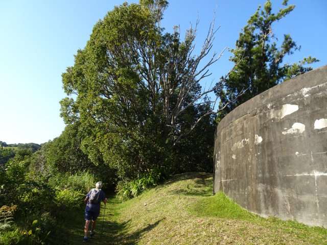 Le sentier débute au grand réservoir bétonné
