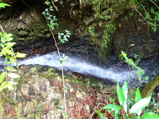 Une petite chute proche d'un gué