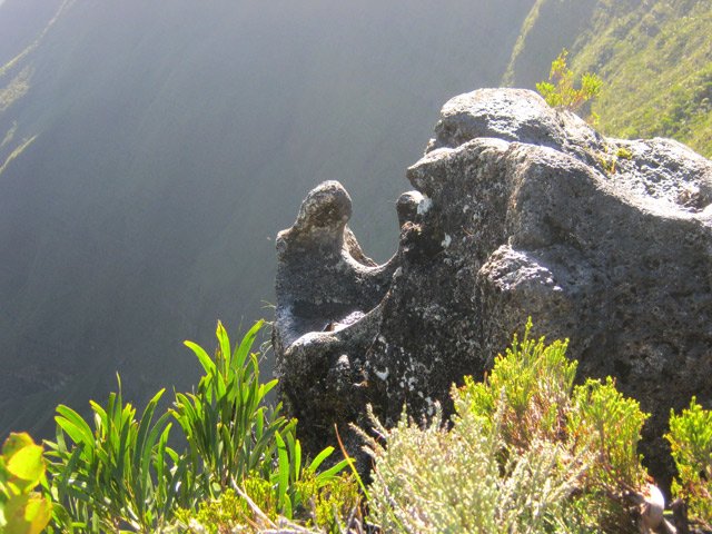 Rochers biscornus donnant sur le vide du Cassé