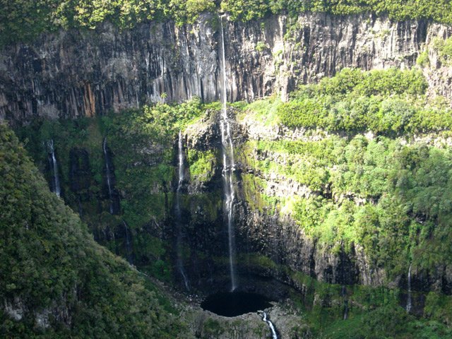 La haute chute de la Ravine Mazerin pour un premier point de vue très impressionnant