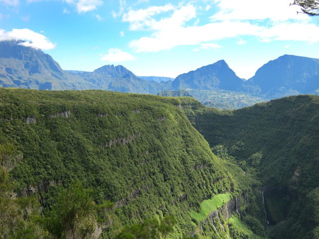 On voit une grande partie du cirque de Salazie