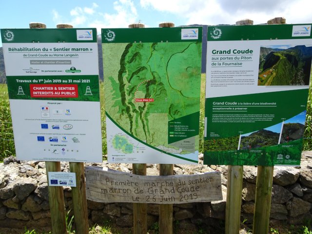 Les panneaux installés au parking pour un peu de lecture