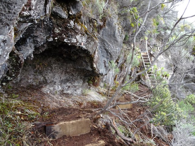 La petite grotte et la dernière échelle avant le plateau