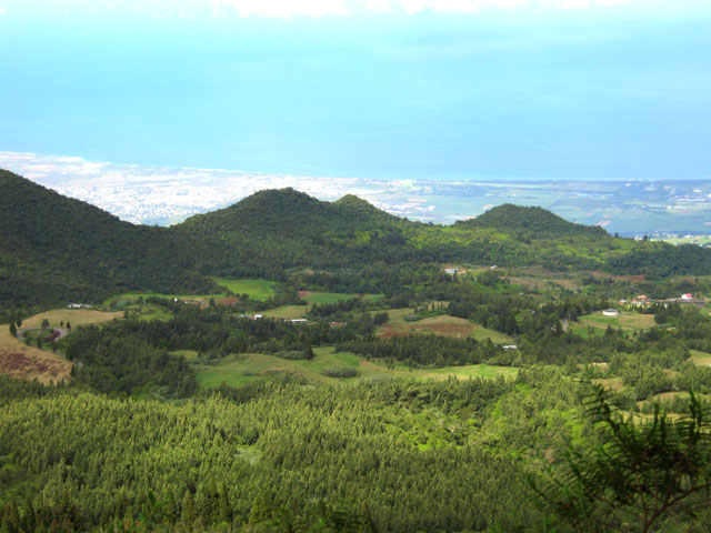 La Chaine du Bois de Nèfles ne masque pas totalement Saint-Louis et l'Océan