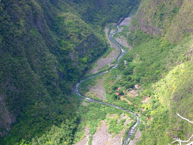 Le sentier, en bordure du rempart permet de beaux points de vue sur la Bras de la Plaine
