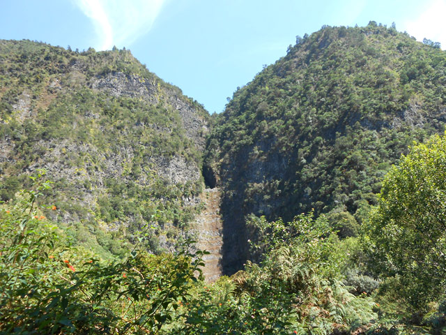La ravine Pieds de Cannes se termine en une haute cascade à sec