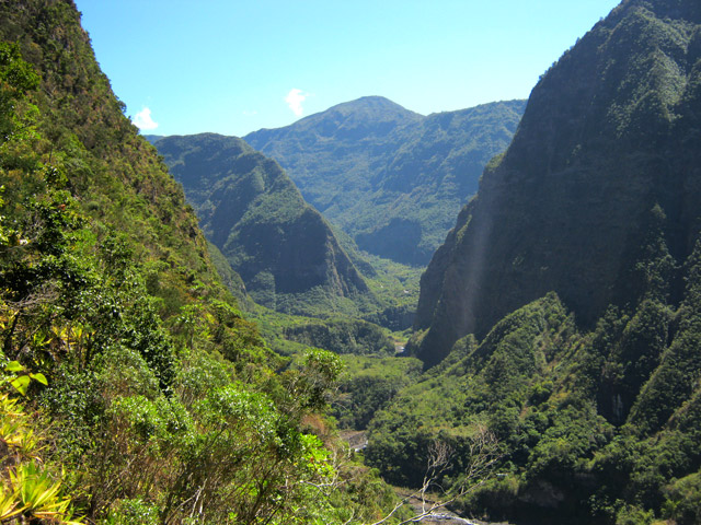 La vallée en amont vers Grand Bassin et le Piton Bleu qui domine