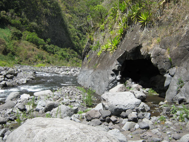 Repos bien mérité, les pieds dans l'eau, à l'ombre sous la grotte