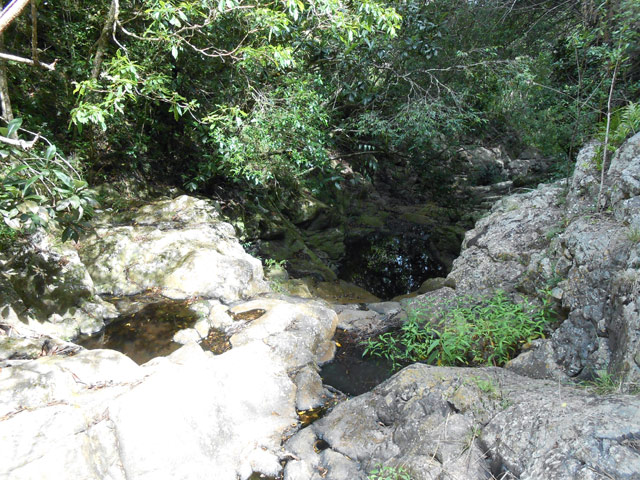 Traversée du fond rocheux de la Ravine Argamasse