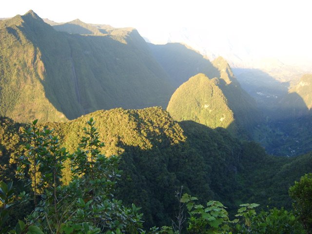 On devine la Cascade Blanche et le Trou de Fer que le soleil dévoile peu à peu