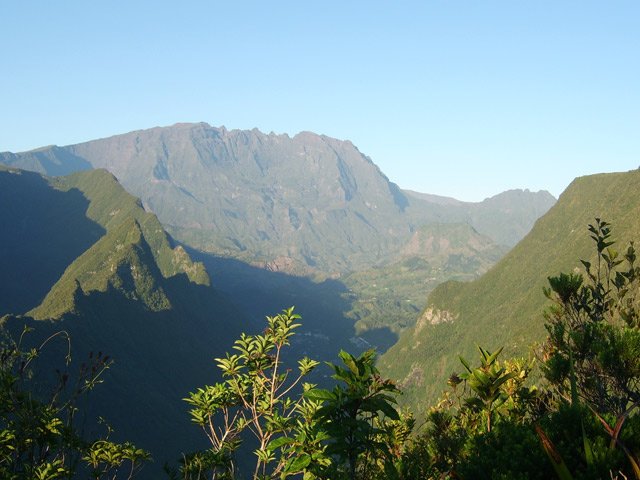 Le soleil est levé sur le Gros Morne et le Piton d'Anchaing