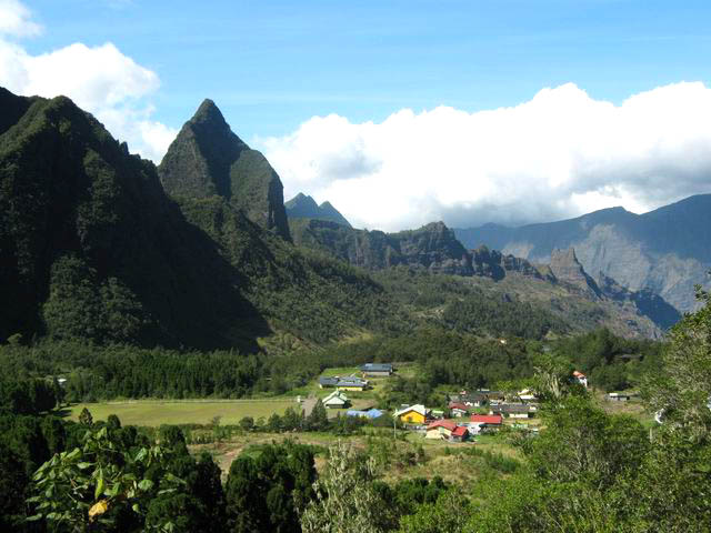 Une autre trouée offre un panorama sur Bras Sec et le Bonnet de Prêtre