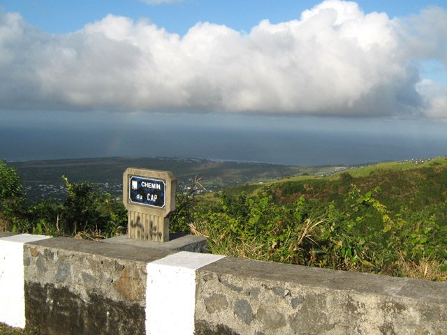 On laisse à gauche le Chemin du Cap qui redescend vers la mer