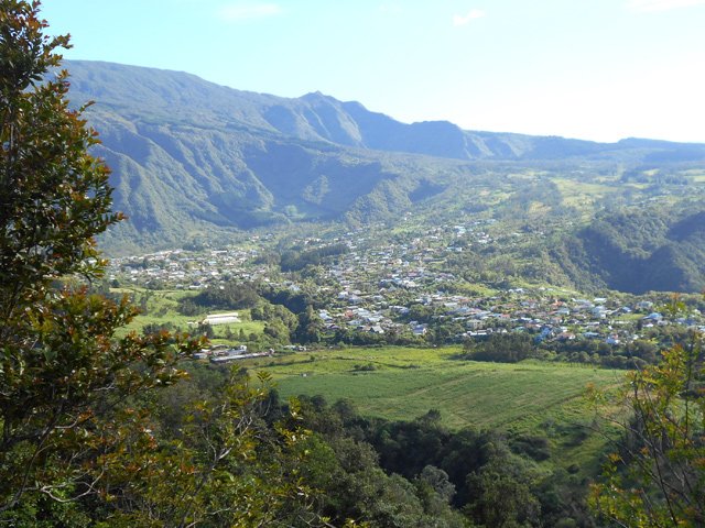 Premiers points de vue sur le village des Makes