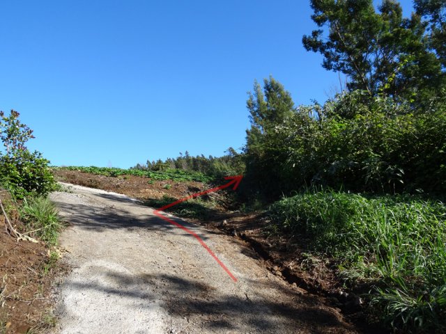 Ne pas manquer le sentier partant à droite aux cultures