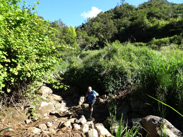 Traversée sur les galets de la Ravine de Petite Île