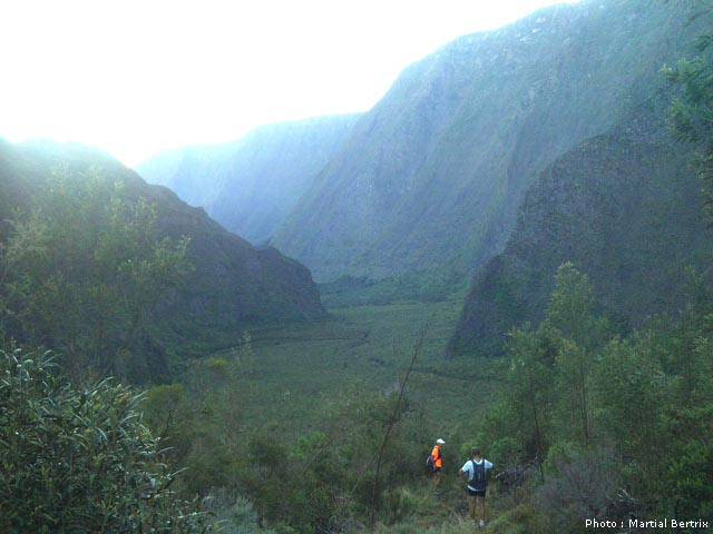 Le jour se lève lors de la descente vers le Mapou