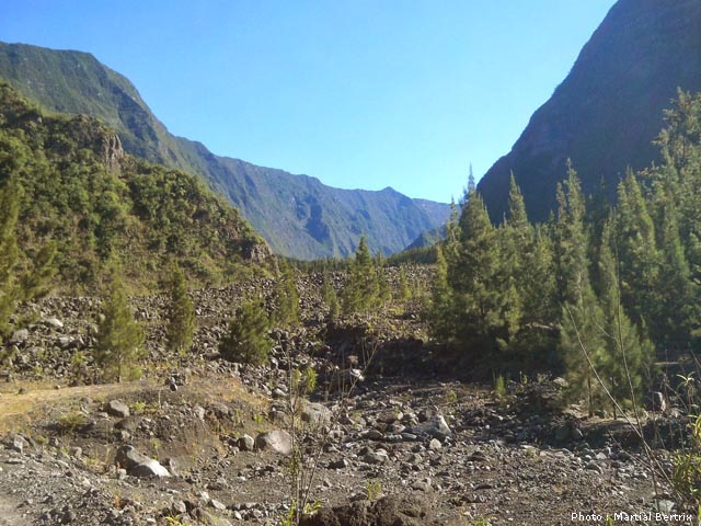 Au loin, le Nez de Bœuf au-dessus du Barrage de Mahavel