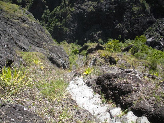 Marches en béton ayant souffert de chutes de pierres