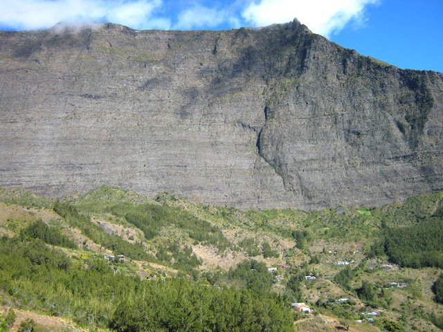 Vue sur le Maïdo et le rempart de Mafate depuis le col du Bronchard
