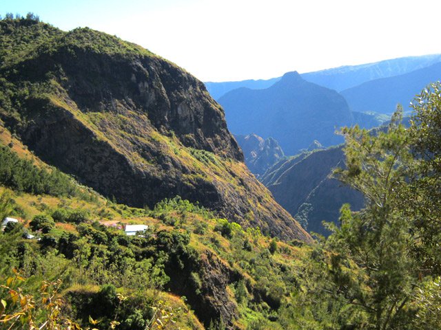 Les premières cases de Roche Plate et au loin, le Piton Cabris