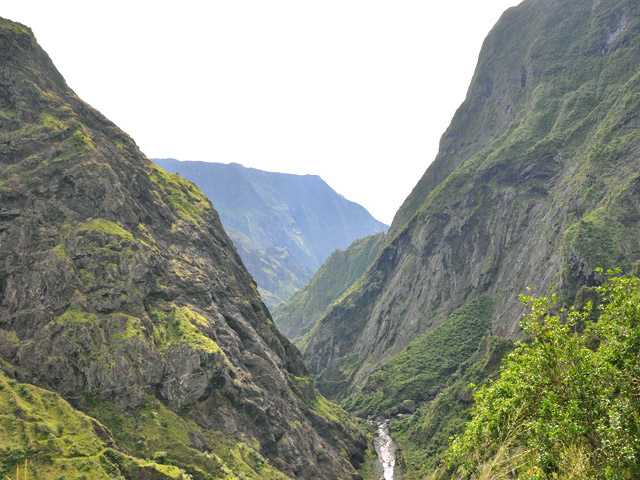 On domine souvent la vallée de la Rivière des Galets durant la boucle