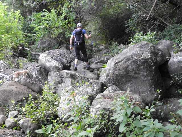 Randonnée technique sur les gros galets du fond de la rivière