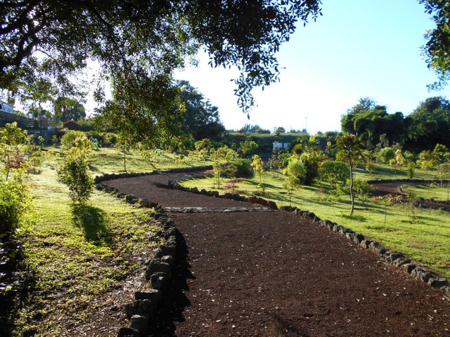 L'allée qui serpente dans le Parc Marc Rivière
