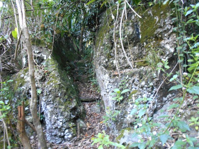 Entre deux barres rocheuses, une portion du sentier vers la déchetterie