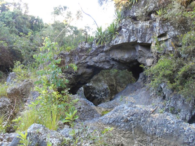 La même arche vue depuis les grottes en amont
