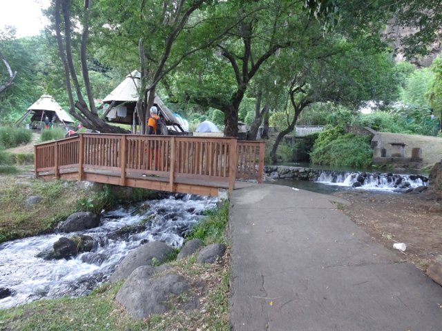 Traverser l'aire de pique-nique sur plusieurs passerelles