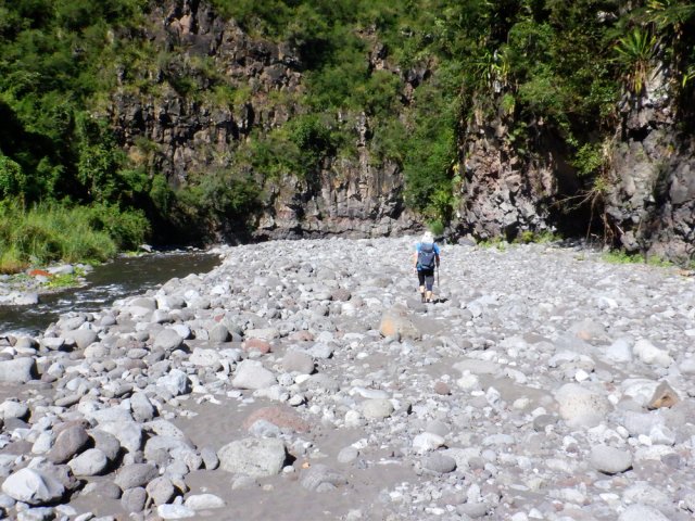La plus grande partie de la descente au Ouaki s'effectue sur des galets ou du sable gris