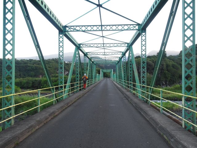 Le pont du Ouaki enjambant le Bras de la Plaine