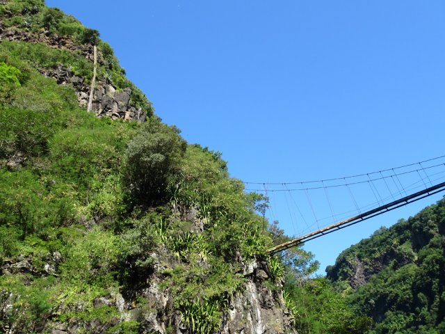 Impressionnante installation de transport de l'eau à la Pente Orange