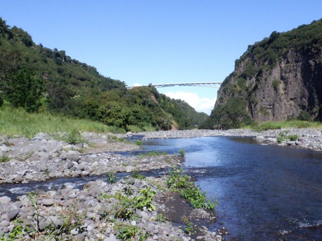 On parvient en vue du pont de l'Entre Deux