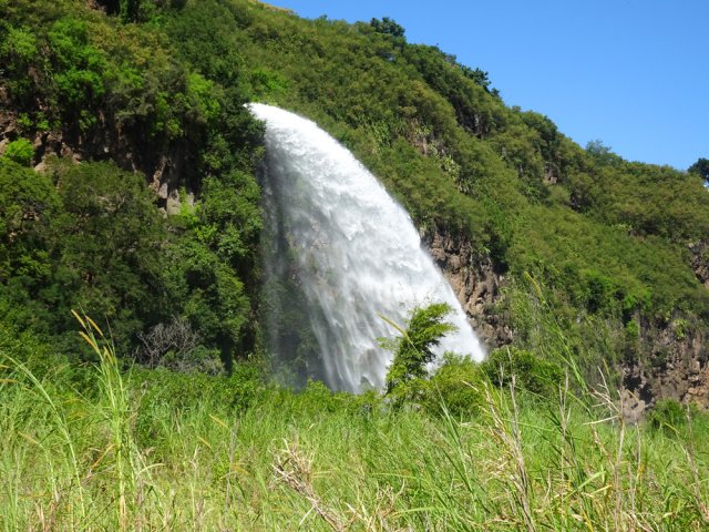 Le déversoir de la centrale électrique du Bras de la Plaine crée une magnifique cascade