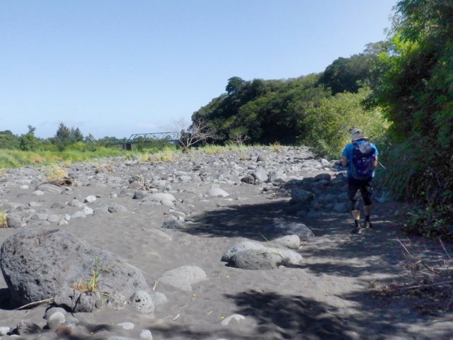 Rester au pied du rempart quand on aperçoit le pont du Ouaki