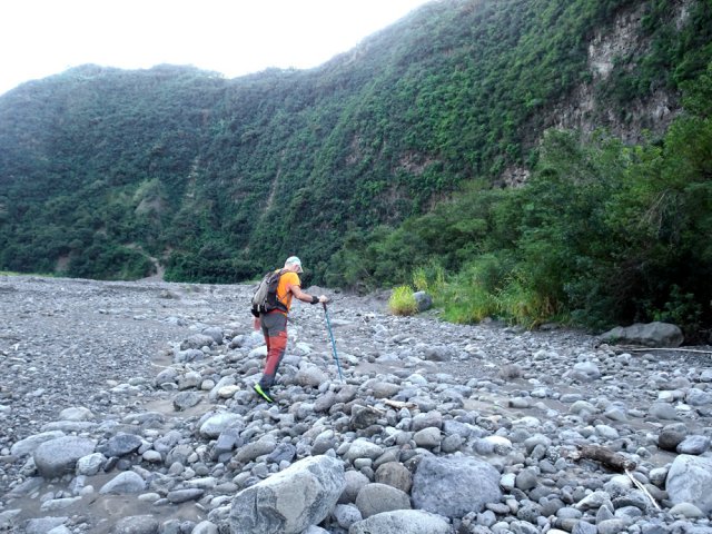 C'est parti pour plusieurs heures à marcher sur le dos rond des galets