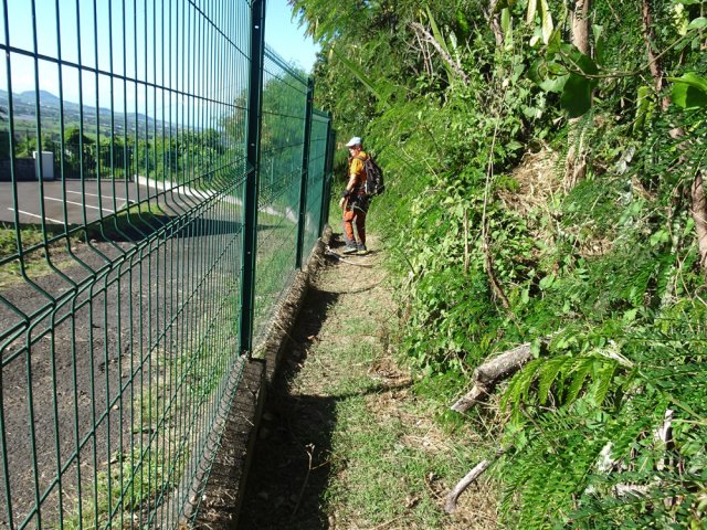 Contourner le château d'eau pour gagner l'Impasse Paille en Queue