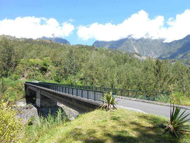 Le pont sur la Rivière des Fleurs Jaunes, début de la descente
