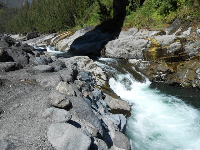 Le torrent est fougueux sous le pont