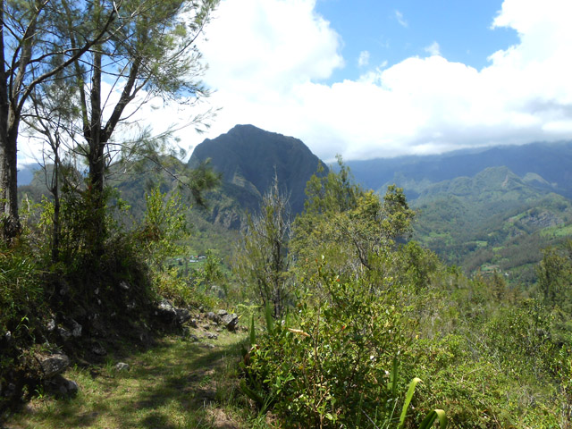 Le même sentier avec vues sur le Piton d'Anchaing