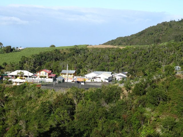 Le Grand Serré et son stade après avoir rejoint le rempart en face