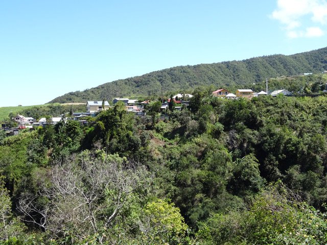 On s'approche de l'aire de pique-nique avec les Grand Serré en face