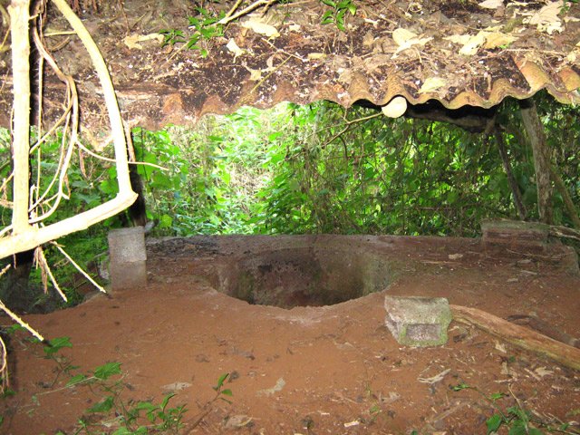 On passe au plus près d'un ancien système de distillation de géranium