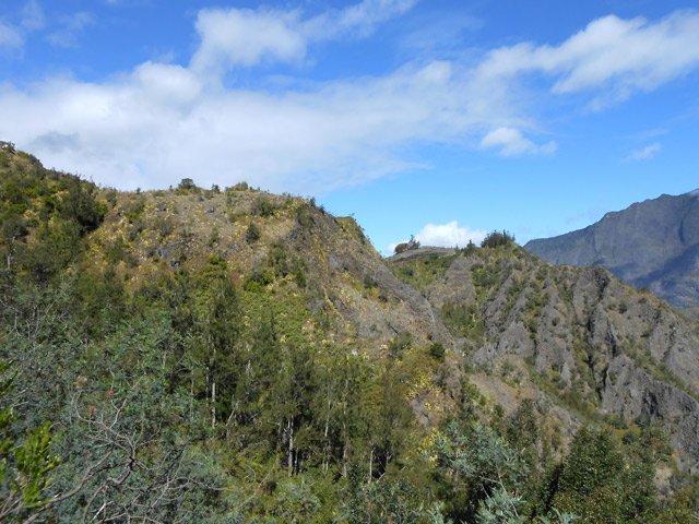 Les pitons de l'autre côté de la rivière en début de montée