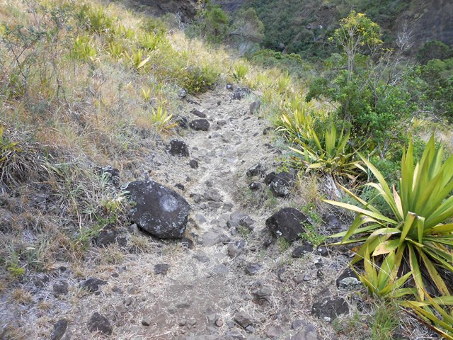 La fin de la descente est caillouteuse